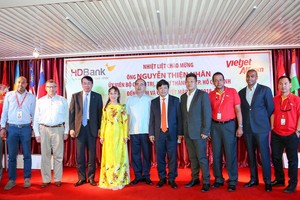 阮善仁同志與Vietjet及HDBank領導、幹部合照。