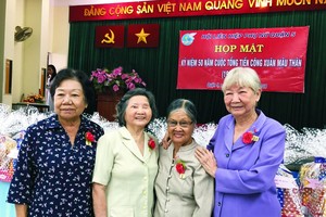 馮大娘（左二）與李金梅、余惠蓮在戊申之春總進攻與起義50週年紀念活動上歡聚一堂。