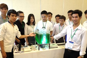 建立大學創業生態體系。圖為大學生介紹的某一小本創業項目。（圖源：黎青）