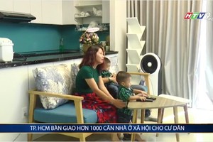 TTC Land 日前已把在本市第七郡河邊高檔公寓項目所屬的逾1000個社會住房移交給居民。（圖源：HTV視頻截圖）