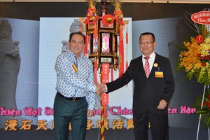 張敬和理事長(右)向“天后娘娘”聖燈得主林松耀移交聖燈。 (燕農/攝)