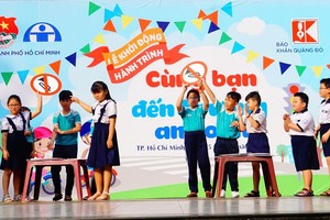 學生們參加有趣的交通安全遊戲。