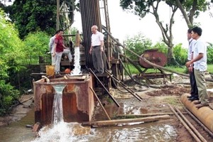 圖為本市郊區當地農民鑽井取水澆灌農作物。（圖源：互聯網）