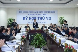 國家教授職稱委員會所召開的會議。（圖源：HĐCDGSNN）