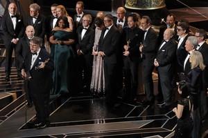 《水形物語》主創人員上台領獎。（圖源：互聯網）