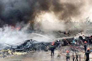 消防隊聞訊趕抵現場，奮勇將火勢撲滅。（圖源：志石）