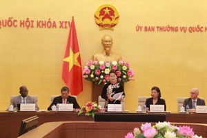 國會主席阮氏金銀在會議上發表演講。