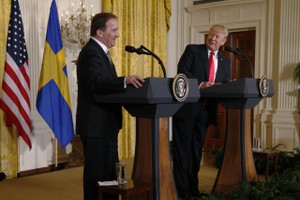 美總統在與瑞典首相共同召開的新聞發佈會上為關稅計劃辯護。（圖源：互聯網）