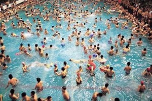 本市炎熱天氣持續加劇，市民湧進游泳池避暑納涼。（示意圖源：互聯網）