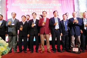 蟬聯理事長鄧榮先生(左四)與各理事向大家敬酒。