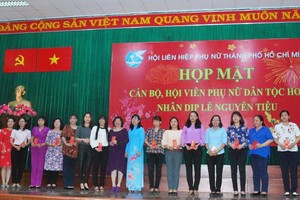 獲得表彰的華人婦女幹部。