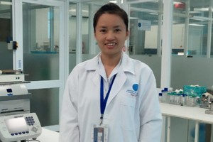 武碧玉博士在實驗室工作。