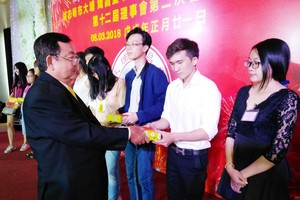 常務副理事長黃尊海代表理事會頒獎給各優秀生。