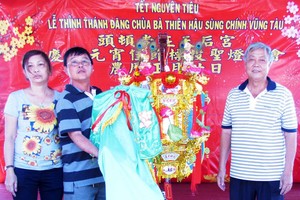 常值副理事長梁肇添（右）把“觀音蓮花寶燈”交給得主刁中傑。