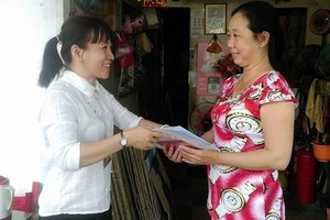 第十一郡第十六坊幹部上門發還行政卷宗。