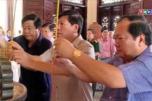 永隆省領導在部長會議主席范雄紀念館上香緬懷。（圖源：永隆電視台視頻截圖）