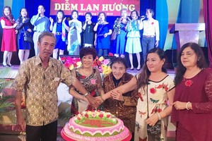 各執委在歌友們歡樂的歌聲中切生日蛋糕慶祝一個新社的誕生。