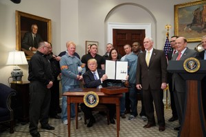 特朗普簽署向鋼材及鋁材入口關稅措施。（圖源：AFP）