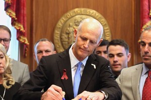 美國佛羅里達州州長里克‧斯科特於當地時間9日簽署一份控槍法案。（圖源：互聯網）