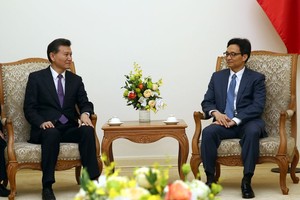 武德膽副總理(右)接見國際象棋聯合會(FIDE)主席基爾桑‧伊柳姆日諾夫。（圖源：廷南）