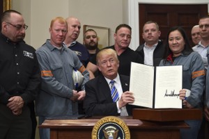 特朗普在白宮簽署鋼鋁關稅公告。（圖源：互聯網）