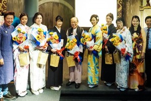 越日兩國藝人在“越南長衫和日本小花布”文化交流活動中合影留念。