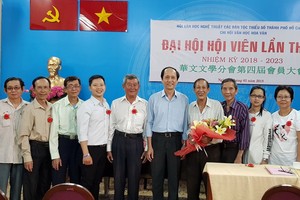 新一屆執委與各代表合照。