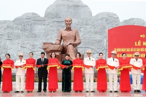 國會主席阮氏金銀主持紀念區落成剪綵儀式。（圖源：仲德）