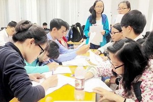 考生正在辦理報考手續。