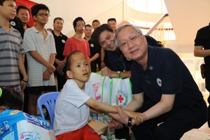 葉紹文會長向小朋友贈送禮物。