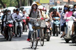 據中央水文氣象預報中心稱，南部區域，近熱帶高峰強有力活動，導致南部天氣炎熱和乾燥。市民外出時都穿上防熱衣、戴上口罩防止強烈的光線直接照射。（示意圖源：互聯網）