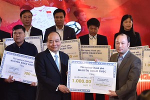 阮春福總理移交善款給各縣代表。（圖源：日北）