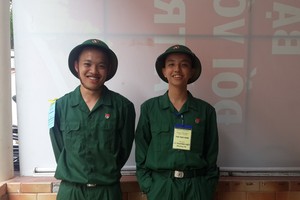 劉冠麟與黃輝在入伍儀式上合照。