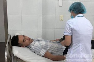 記者永仁遭毆打後到醫院檢查傷勢。（圖源：市公安報）