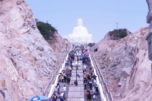 上萬人參觀東南亞最大坐佛。（圖源：黃仲）