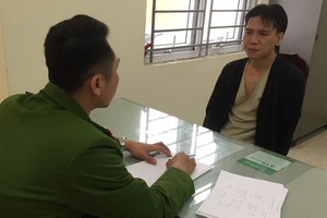 嫌犯朱越強在公安派出所供述案情。（圖源：江龍）