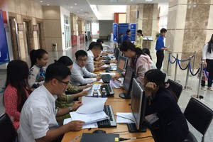 前來市稅務局辦理決算個人所得稅的納稅義務人。（示意圖源：阮桂）