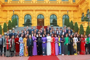 國家副主席鄧氏玉盛與代表團在主席府前合影留念。（圖源：越通社）