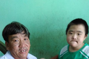 佘執偉與智障兒子。