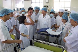 醫科大學生在市熱帶病醫院實習一瞥。（示意圖源：陶玉石）