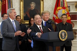 美國總統特朗普12日以國家安全為由，否決了半導體巨頭博通對美國芯片製造商高通公司總額高達1170億美元的收購案。圖示：2017年11月2日，在華盛頓特區舉行的白宮橢圓形辦公室儀式上，博通首席執行官陳福陽(Hock Tan)宣佈將公司總部從新加坡遷至美國，美國總統特朗普與陳福陽擁抱。（圖源：VCG）