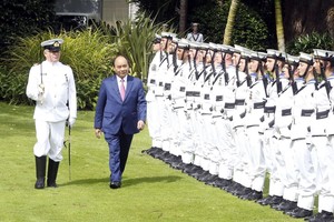 阮春福總理檢閱儀仗隊。（圖源：統一）