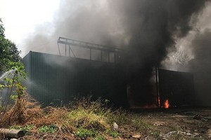 圖為該廠房火警現場，濃煙滾滾，烈火熊熊。