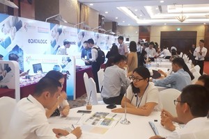 各企業家在2018年尋找配套工業供應商盛會上尋找合作機遇並交換意見。（圖源：黎英）