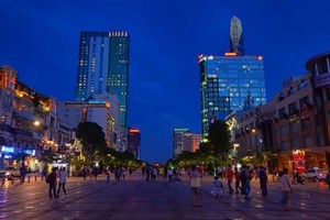 市人民議會今(15)日召開非常會議，會上將討論、通過落實國會關於試行發展本市特殊機制與政策54號決議的本市人委會各項呈文決議。圖為本市第一郡阮惠步行街夜景一瞥。