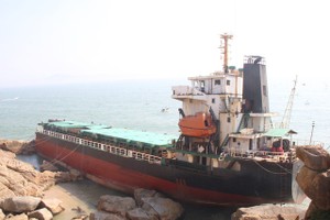 在歸仁擱淺的“飛躍(Fei Yue)9號”破船。（圖源：仲利）