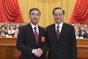 當會議主持人宣佈汪洋當選政協第十三屆全國委員會主席後，俞正聲(右)與汪洋熱烈握手，表示祝賀。（圖源：新華網）