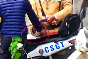 河內市公安廳所屬交警科在查明媒體反映的交警受賄視頻事件。（圖源：視頻截圖）