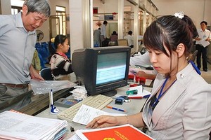 民眾正在辦理房地產證書手續。