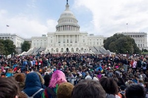 美國民眾聚集在白宮外，要求政府修改槍枝管制條例。（圖源：The Guardian）